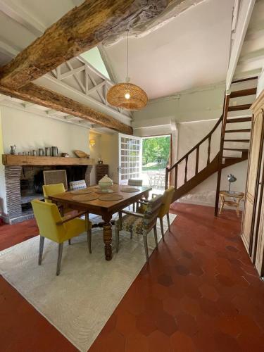 une salle à manger avec une table en bois et des chaises jaunes dans l'établissement 