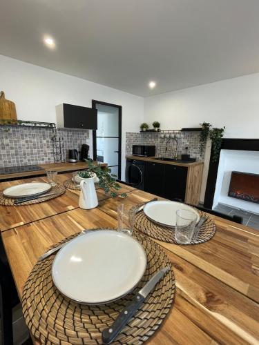 une table en bois avec deux plaques blanches au-dessus dans l'établissement Bulles & Vignes - SPA Balnéo, à Mouzillon