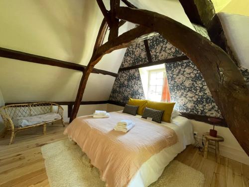 - une chambre avec un lit dans une pièce arborée dans l'établissement 