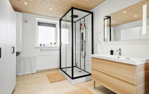 Ένα μπάνιο στο Beautiful Home In Middelfart With Wifi