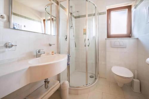a bathroom with a shower and a sink and a toilet at Morgensonne in Maranza