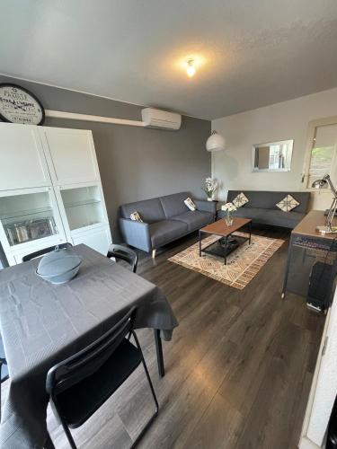 un salon avec un canapé et une table dans l'établissement T2 lumineux et tout équipé proche stade vélodrome, à Marseille