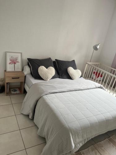 - une chambre avec 2 lits et des oreillers au cœur dans l'établissement T2 lumineux et tout équipé proche stade vélodrome, à Marseille