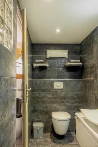 une salle de bain avec toilettes et lavabo dans l'établissement Appartement 4 pers tout confort au Coeur du village d Erbalunga Parking gratuit à 100 m, à Brando