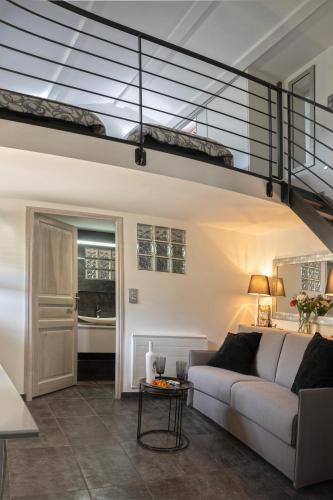 un salon avec un canapé et un escalier dans l'établissement Appartement 4 pers tout confort au Coeur du village d Erbalunga Parking gratuit à 100 m, à Brando