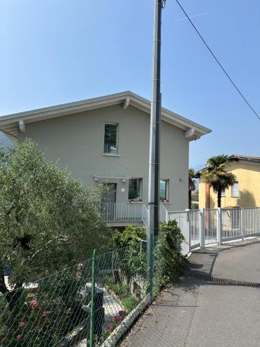 a white house with a fence in front of it at Villa Giulia in Sulzano