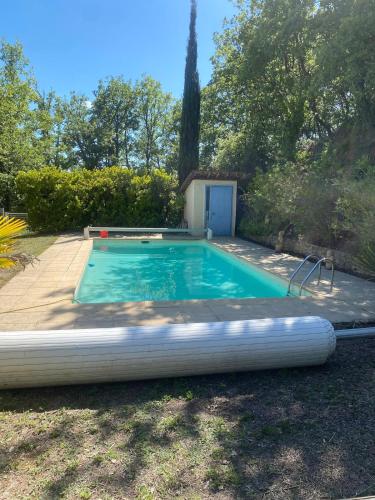 une piscine dans une cour avec dans l'établissement Maison 8 couchages avec piscine, à Forcalquier