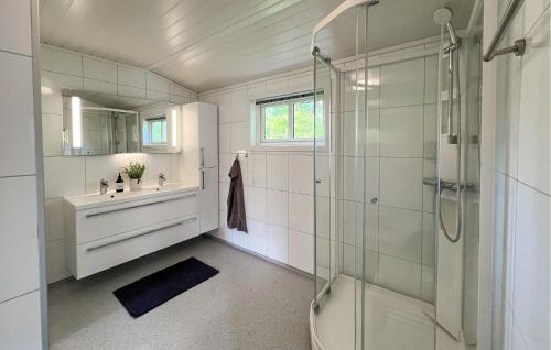 Ένα μπάνιο στο Amazing Home In Lyngdal With Wifi