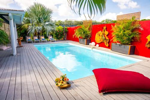 une piscine au sommet d'un immeuble dans l'établissement Villa MangoKera, à Saint-François