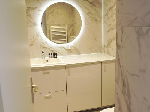 une salle de bain avec un lavabo et un miroir dans l'établissement STUDIO Luxe CENTER BAY 4, à Antibes