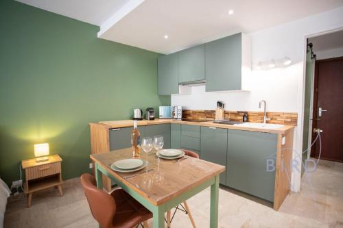 une cuisine avec une table avec des verres à vin dessus dans l'établissement Lovely renovated studio in the heart of Cannes, à Cannes