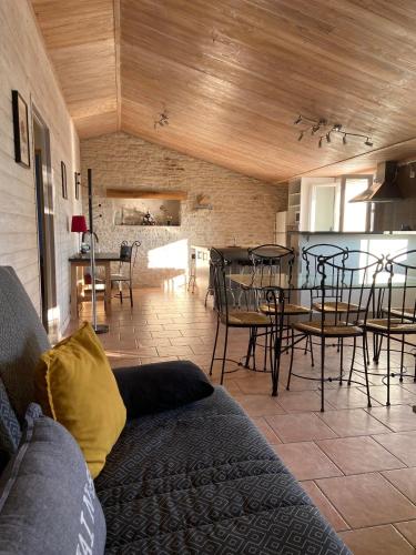 un salon avec un canapé, une table et des chaises dans l'établissement Océan, au Château-dʼOléron