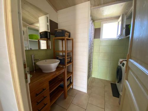 une petite salle de bain avec un lavabo et un miroir dans l'établissement Océan, au Château-dʼOléron