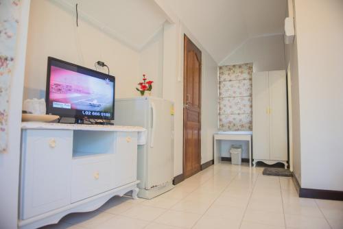 Μια τηλεόραση ή/και κέντρο ψυχαγωγίας στο Clearwave resort Chumphon คลีนเวฟ รีสอร์ท