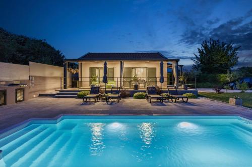 Villa Jolanda for 4 people near Rovinj with private pool, kids playground & large garden - only 850 m from beach
