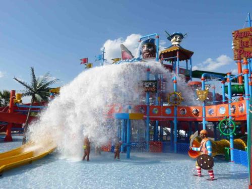un parc aquatique avec une fontaine à eau dans l'établissement 2Room Apart with AC, 3 min to the beach, Small garage, à Antibes