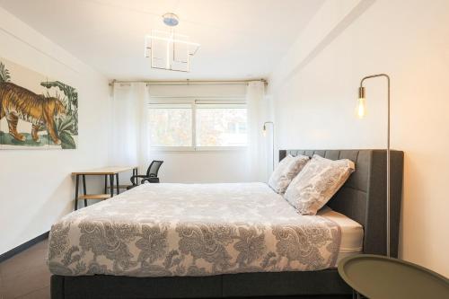 Un dormitorio con una cama y una mesa y sillas. en 2Room Apart with AC, 3 min to the beach, Small garage, en Antibes