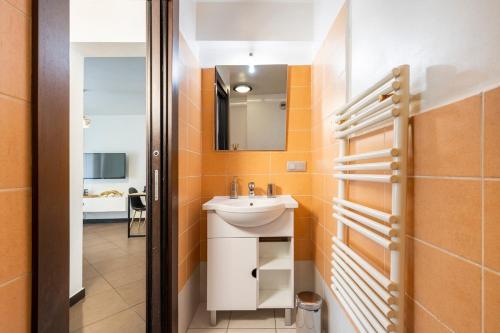 un baño con lavabo y espejo en 2Room Apart with AC, 3 min to the beach, Small garage, en Antibes