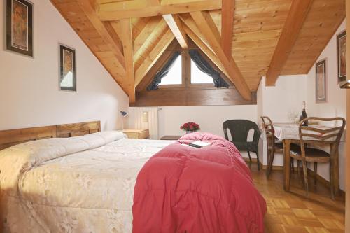 sypialnia z łóżkiem i jadalnia ze stołem w obiekcie B&B Apartment La Gioconda w mieście Dare