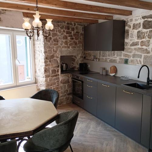 Apartman old house in Kastel Kambelovac