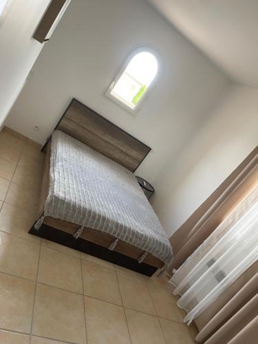 Camera con soffitto e finestra. di Villa Pierre boulât 66 a Perpignano