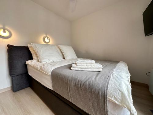 une chambre avec un lit avec deux serviettes dessus dans l'établissement Appartement port Hermes Frejus, à Fréjus