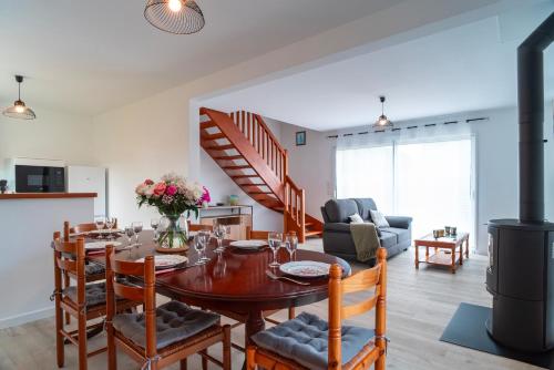 une salle à manger et un salon avec une table et des chaises dans l'établissement Ty Kroesi - La maison du port, à Arzon