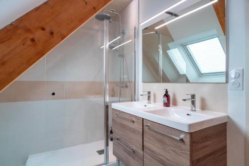 a bathroom with a sink and a shower at Ty Kroesi - La maison du port in Arzon