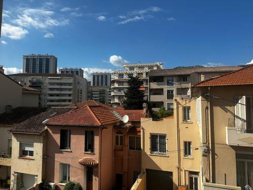 - une vue sur certains bâtiments d'une ville dans l'établissement Nouveau Palais, à Toulon