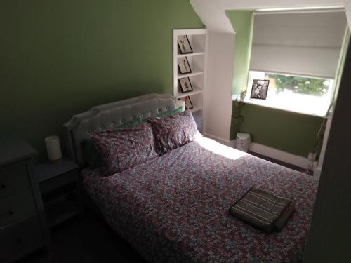 Postel nebo postele na pokoji v ubytování Cosy Crown 1 bedroom flat for up to 4 guests