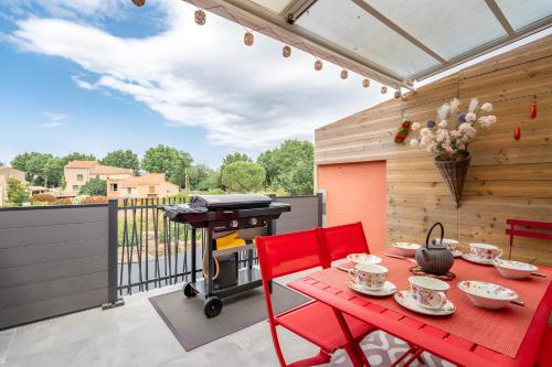 d'une terrasse avec une table de pique-nique et un grill. dans l'établissement Le Parcours Cathare, à Olonzac