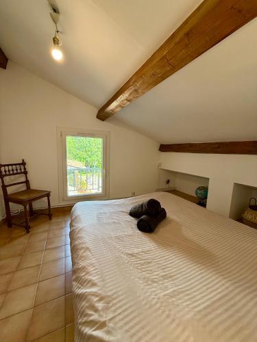 un grand lit dans une chambre avec une fenêtre dans l'établissement Vacances en famille dans le Sud, à Rousson