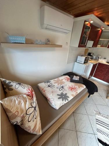 Dapur atau dapur kecil di Demona apartman Balatonboglár