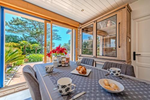 une salle à manger avec une table et des chaises dans l'établissement Maison avec spa à 700m de la plage, à Porspoder