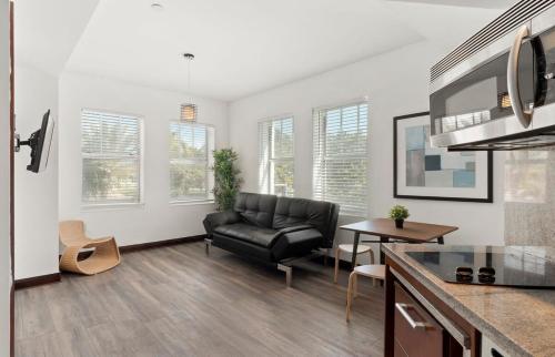 Η κουζίνα ή μικρή κουζίνα στο 1BR SoBe Gem Rooftop Pool