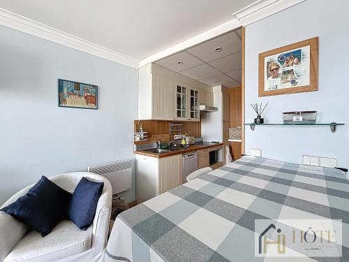 un salon avec un lit et une cuisine dans l'établissement Doux Rivage- Studio Vue Mer, à Bray-Dunes