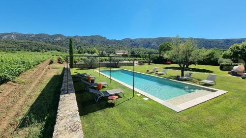 Bazén v ubytování Mas aux gourmandises nebo v jeho okolí