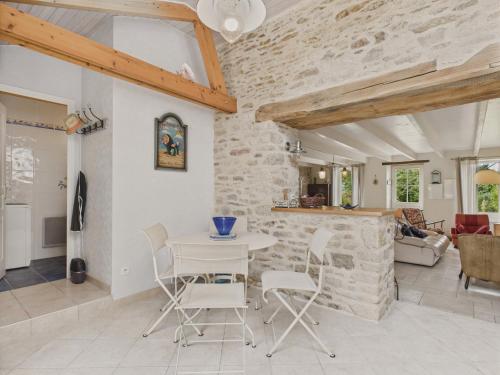 une cuisine et un salon avec une table et des chaises dans l'établissement Maison bretonne pour 4 adultes et 3 enfants, à Saint-Gildas-de-Rhuys