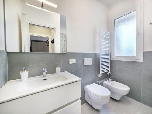 サン・ベネデット・デル・トロントにあるSuite Prati design a due passi dal centroの洗面台、トイレ、鏡のあるバスルーム