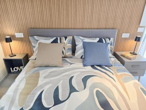 サン・ベネデット・デル・トロントにあるSuite Prati design a due passi dal centroのベッドルーム1室(大型ベッド1台、青と白の枕付)