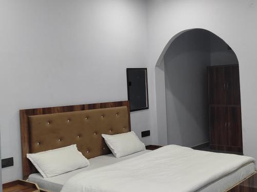Giường trong phòng chung tại Nature view homestay Birthi Waterfall