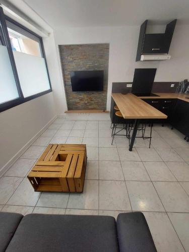 un salon avec un canapé et une table dans l'établissement Navarrenx centre historique - appartement T2, à Navarrenx