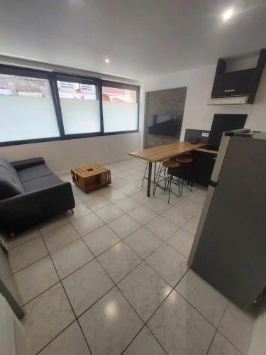 un salon avec un canapé et une table dans l'établissement Navarrenx centre historique - appartement T2, à Navarrenx