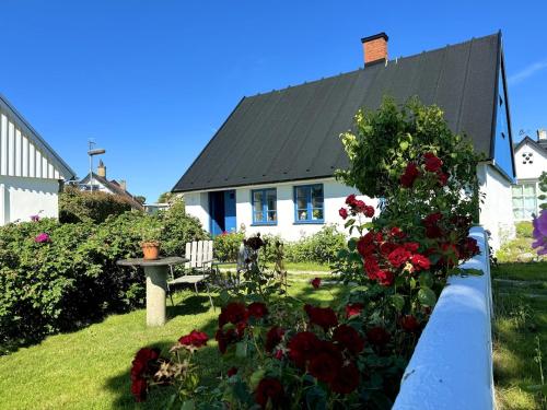 Billede fra billedgalleriet på Beachfront escape with eclectic dog-lover charm i Smygehamn