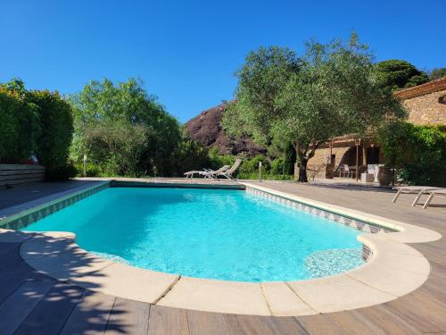 une piscine au milieu d'une cour dans l'établissement Villa La Maurette Provenzalische Steinhaus - mitten in der Natur mit privatem Pool und Garten by Riviera HomeLife, à Roquebrune-sur Argens