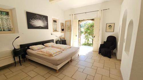 une chambre avec un lit au milieu d'une pièce dans l'établissement Villa La Maurette Provenzalische Steinhaus - mitten in der Natur mit privatem Pool und Garten by Riviera HomeLife, à Roquebrune-sur Argens