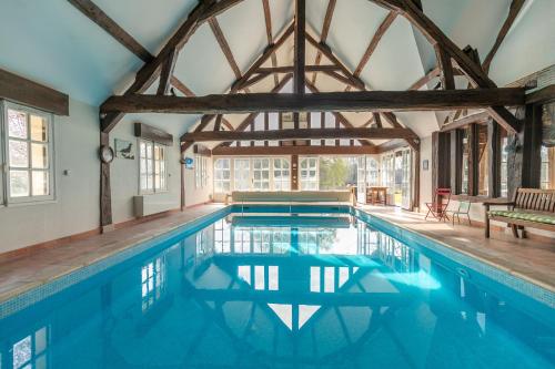 une piscine intérieure avec un grand bâtiment avec un plafond voûté dans l'établissement Chambre Cheverny - piscine intérieure - jacuzzi, à Tour-en-Sologne