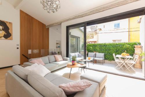 un salon avec un canapé et une table dans l'établissement Townhouse with terrace & parking in the heart of Old Antibes, à Antibes