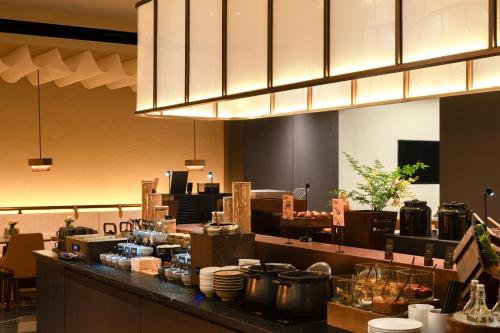 a restaurant with a counter with pots and pans at Atour S Hotel Ziyang Metro Station Jin'an District Fuzhou in Fuzhou