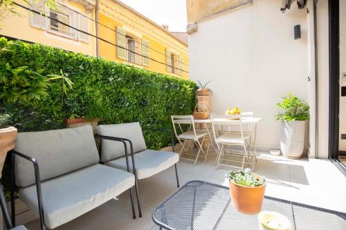 d'une terrasse avec deux chaises, une table et une table. dans l'établissement Townhouse with terrace & parking in the heart of Old Antibes, à Antibes